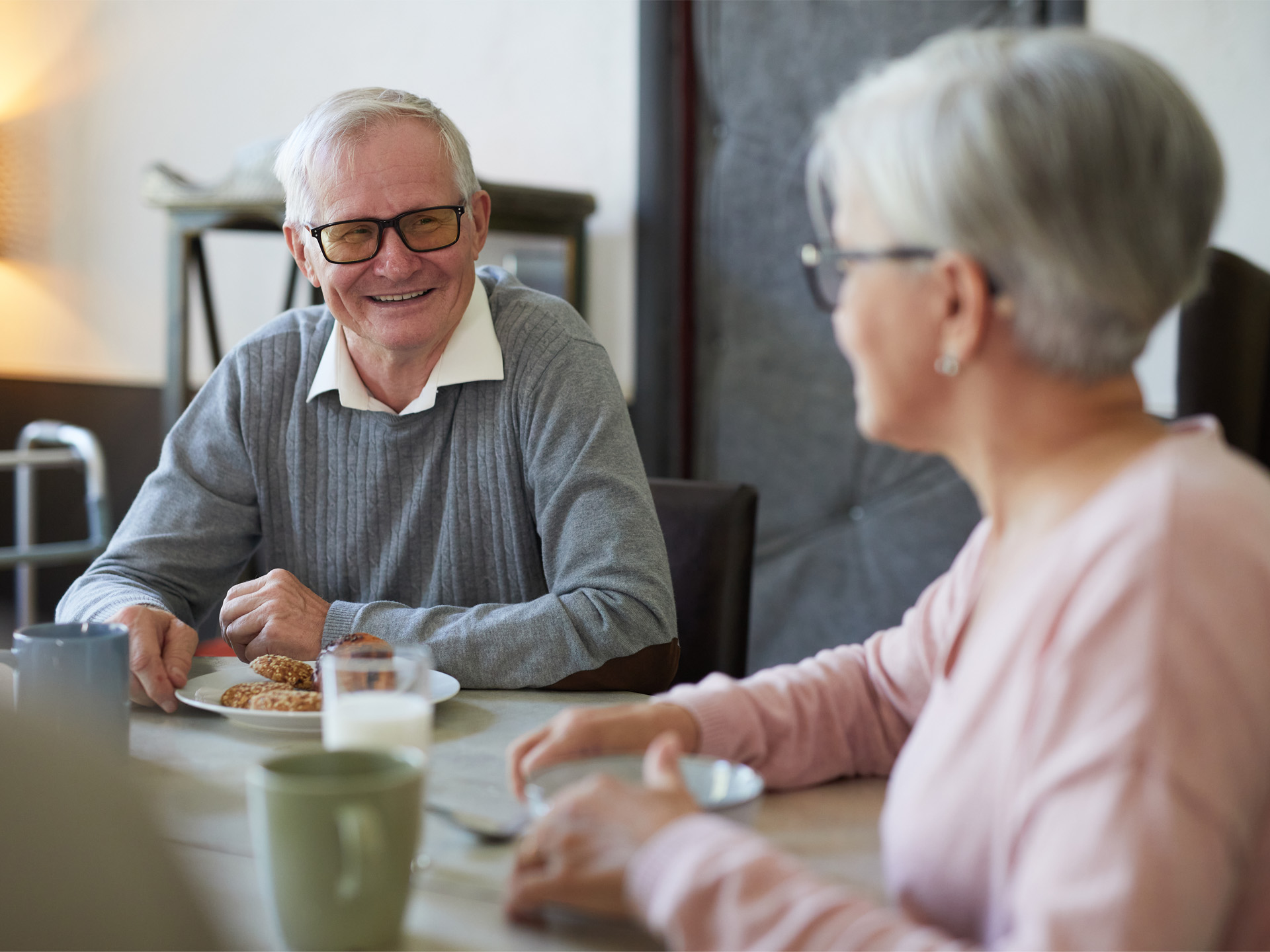 Besuch: Älteres Ehepaar, Gespräch, Kaffee und Kuchen