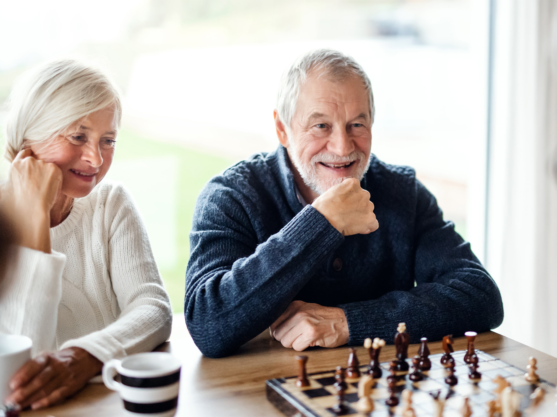 Patientin und Patient beim Schachspiel